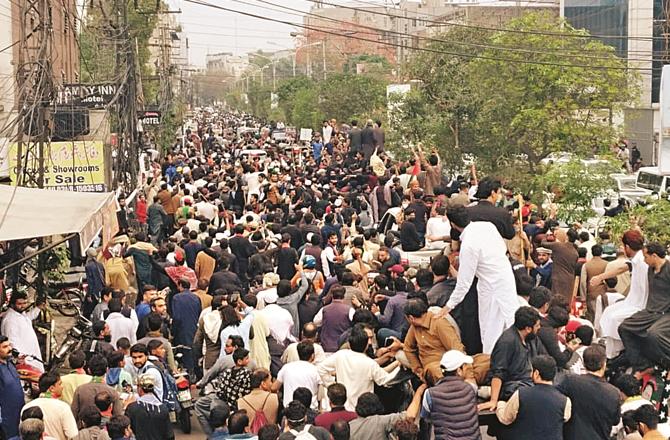 When Imran Khan left for the High Court in a car, PTI workers and their supporters also walked with him, after which there was a scene like this (Photos: Twitter)